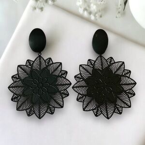 🆕 Beautiful Black Laser Cut Flower Fashion Lightweight Earrings